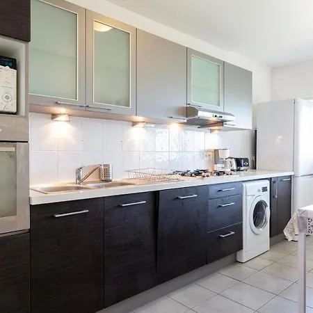 Apartment Bnb Renting Spacious 2 Bedroom In Center With A Parking *